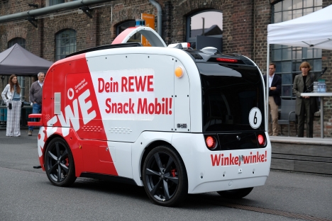 Projekt von Rewe Digital und Vodafone: Der autonom fahrende Kiosk versorgt Passanten mit Snacks und Getrnken - Quelle: Vodafone